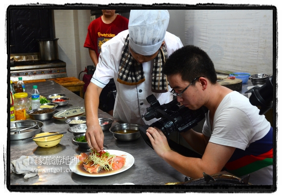 此次攝制組通過(guò)拍攝婺源代表名菜糊豆腐、粉蒸肉、荷包紅魚、賽鵝頸及地方小吃清明果、灰汁果、糯米子糕等來(lái)詮釋婺源美食經(jīng)典，展示婺源食文化，打造獨(dú)屬婺源的美食符號(hào)。