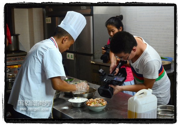 此次攝制組通過(guò)拍攝婺源代表名菜糊豆腐、粉蒸肉、荷包紅魚、賽鵝頸及地方小吃清明果、灰汁果、糯米子糕等來(lái)詮釋婺源美食經(jīng)典，展示婺源食文化，打造獨(dú)屬婺源的美食符號(hào)。