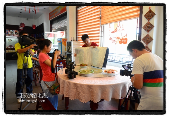 此次攝制組通過(guò)拍攝婺源代表名菜糊豆腐、粉蒸肉、荷包紅魚、賽鵝頸及地方小吃清明果、灰汁果、糯米子糕等來(lái)詮釋婺源美食經(jīng)典，展示婺源食文化，打造獨(dú)屬婺源的美食符號(hào)。