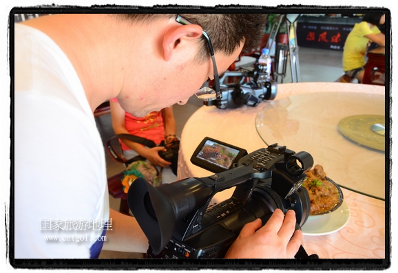 此次攝制組通過(guò)拍攝婺源代表名菜糊豆腐、粉蒸肉、荷包紅魚、賽鵝頸及地方小吃清明果、灰汁果、糯米子糕等來(lái)詮釋婺源美食經(jīng)典，展示婺源食文化，打造獨(dú)屬婺源的美食符號(hào)。