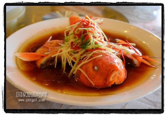 此次攝制組通過(guò)拍攝婺源代表名菜糊豆腐、粉蒸肉、荷包紅魚、賽鵝頸及地方小吃清明果、灰汁果、糯米子糕等來(lái)詮釋婺源美食經(jīng)典，展示婺源食文化，打造獨(dú)屬婺源的美食符號(hào)。