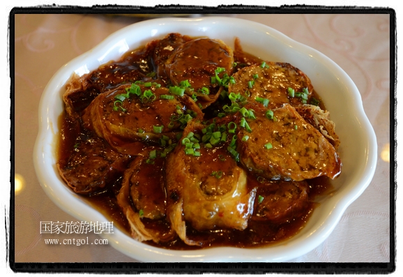 此次攝制組通過(guò)拍攝婺源代表名菜糊豆腐、粉蒸肉、荷包紅魚、賽鵝頸及地方小吃清明果、灰汁果、糯米子糕等來(lái)詮釋婺源美食經(jīng)典，展示婺源食文化，打造獨(dú)屬婺源的美食符號(hào)。