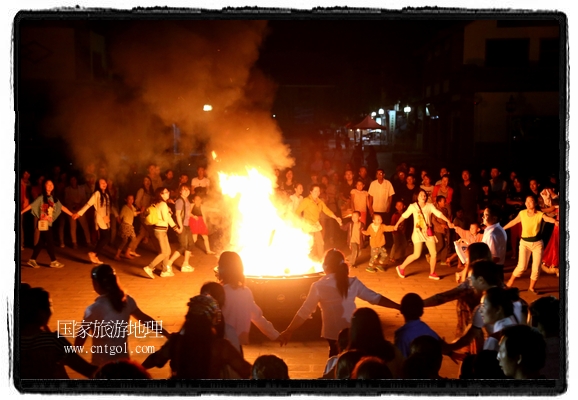 甘肅平?jīng)鍪嗅轻脊沛?zhèn)舉辦了篝火晚會(huì)，1000余名市民參與其中，大家載歌載舞，在歡快熱鬧的氣氛中為每一位父親送祝福。父親節(jié)（Father's Day），顧名思義是感恩父親的節(jié)日。約始于二十世紀(jì)初，起源于美國，現(xiàn)已廣泛流傳于世界各地，節(jié)日日期因地域而存在差異。