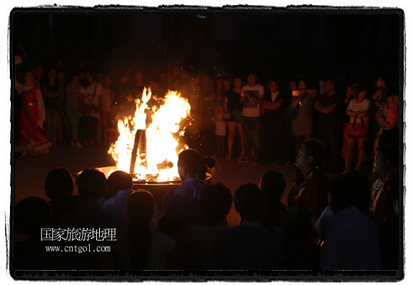 甘肅平?jīng)鍪嗅轻脊沛?zhèn)舉辦了篝火晚會(huì)，1000余名市民參與其中，大家載歌載舞，在歡快熱鬧的氣氛中為每一位父親送祝福。父親節(jié)（Father's Day），顧名思義是感恩父親的節(jié)日。約始于二十世紀(jì)初，起源于美國，現(xiàn)已廣泛流傳于世界各地，節(jié)日日期因地域而存在差異。