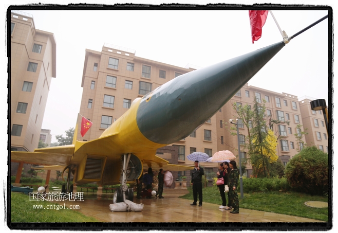 小區(qū)突然出現(xiàn)“飛機(jī)坦克”，其中殲15艦載戰(zhàn)斗機(jī)一架、99式主戰(zhàn)坦克一輛、武直-10武裝直升機(jī)一架，吸引了眾多市民雨中圍觀、合影。