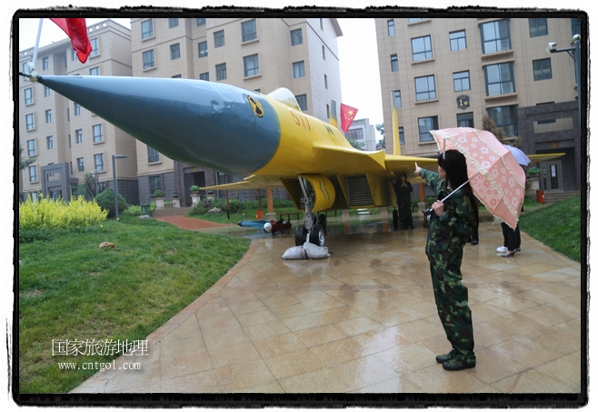 小區(qū)突然出現(xiàn)“飛機(jī)坦克”，其中殲15艦載戰(zhàn)斗機(jī)一架、99式主戰(zhàn)坦克一輛、武直-10武裝直升機(jī)一架，吸引了眾多市民雨中圍觀、合影。