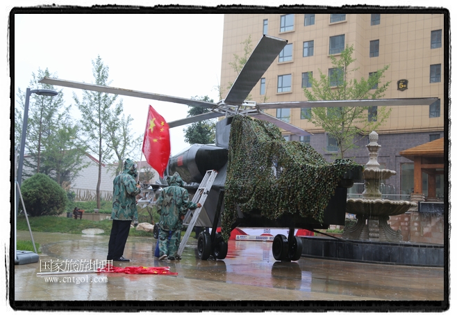 小區(qū)突然出現(xiàn)“飛機(jī)坦克”，其中殲15艦載戰(zhàn)斗機(jī)一架、99式主戰(zhàn)坦克一輛、武直-10武裝直升機(jī)一架，吸引了眾多市民雨中圍觀、合影。