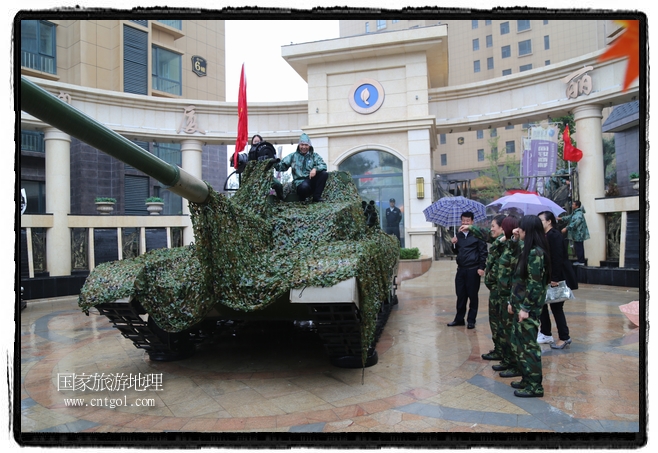 小區(qū)突然出現(xiàn)“飛機(jī)坦克”，其中殲15艦載戰(zhàn)斗機(jī)一架、99式主戰(zhàn)坦克一輛、武直-10武裝直升機(jī)一架，吸引了眾多市民雨中圍觀、合影。