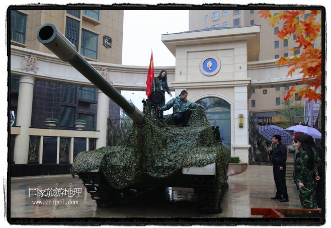 小區(qū)突然出現(xiàn)“飛機(jī)坦克”，其中殲15艦載戰(zhàn)斗機(jī)一架、99式主戰(zhàn)坦克一輛、武直-10武裝直升機(jī)一架，吸引了眾多市民雨中圍觀、合影。