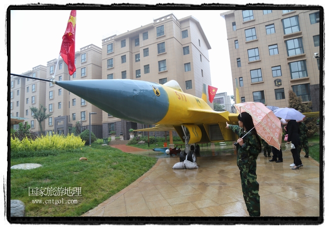 小區(qū)突然出現(xiàn)“飛機(jī)坦克”，其中殲15艦載戰(zhàn)斗機(jī)一架、99式主戰(zhàn)坦克一輛、武直-10武裝直升機(jī)一架，吸引了眾多市民雨中圍觀、合影。