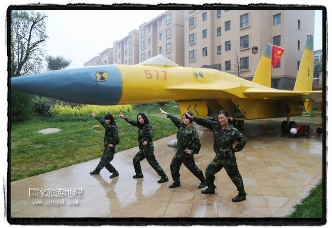 小區(qū)突然出現(xiàn)“飛機(jī)坦克”，其中殲15艦載戰(zhàn)斗機(jī)一架、99式主戰(zhàn)坦克一輛、武直-10武裝直升機(jī)一架，吸引了眾多市民雨中圍觀、合影。