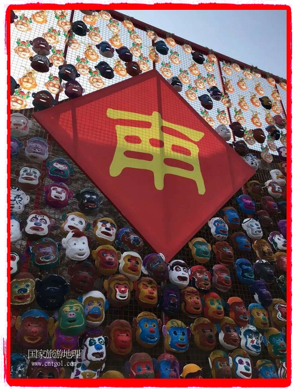 中國規(guī)模最大的猴面具彩繪在南潯古鎮(zhèn)展示。猴子真是今年最紅的動物。 
