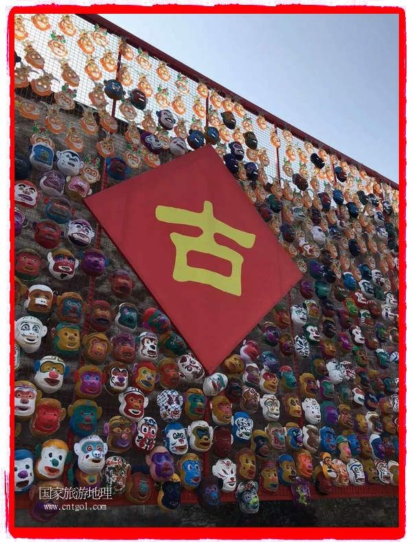 中國規(guī)模最大的猴面具彩繪在南潯古鎮(zhèn)展示。猴子真是今年最紅的動物。 