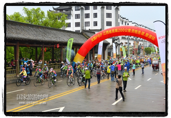 來自江西、安徽、浙江、福建等省市近千名選手參加了比賽，婺源賽道沿途的秀美風(fēng)光和徽派古村落，給參賽選手留下美好的印象。