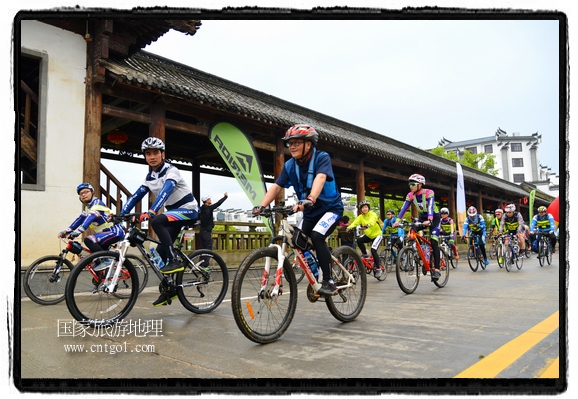 來自江西、安徽、浙江、福建等省市近千名選手參加了比賽，婺源賽道沿途的秀美風(fēng)光和徽派古村落，給參賽選手留下美好的印象。