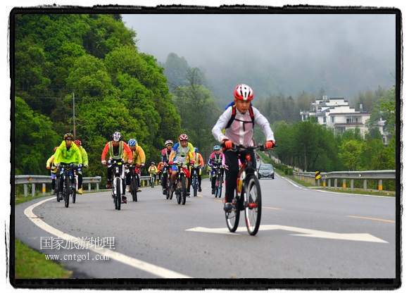 來自江西、安徽、浙江、福建等省市近千名選手參加了比賽，婺源賽道沿途的秀美風(fēng)光和徽派古村落，給參賽選手留下美好的印象。