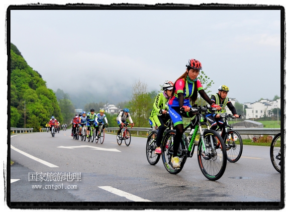 來自江西、安徽、浙江、福建等省市近千名選手參加了比賽，婺源賽道沿途的秀美風(fēng)光和徽派古村落，給參賽選手留下美好的印象。